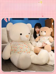 Détail du duo d'ours en peluche doux, tenues à pois, tailles grand beige et petit marron