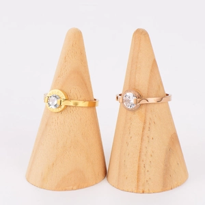 Anello con numeri romani e zircone rotondo in finiture oro e oro rosa lucido