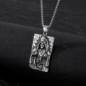 Détail du relief de la faucheuse et croix sur pendentif rétro en acier inoxydable argent