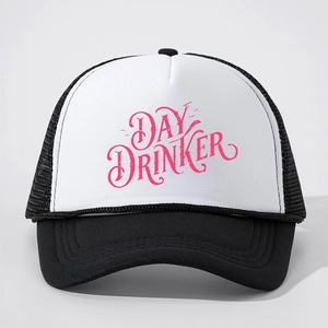 Casquette trucker classique noir et blanc avec texte DAY DRINKER et filet respirant