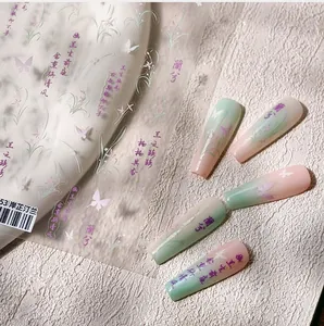 Nahaufnahme von 5D-geprägten Orchideen-Nagelstickern mit feiner chinesischer Kalligrafie