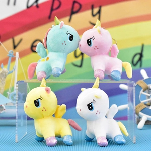 Set aus vier bunten Einhorn-Plüsch-Anhängern mit Glitzerhufen und kleinen Flügeln.