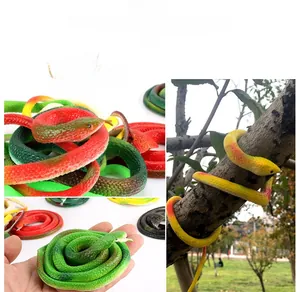 Détails d'un serpent jouet flexible en caoutchouc avec des textures réalistes