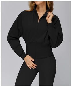 Details einer schwarzen Sportjacke mit gerippter Taille, Ärmelbündchen und Reißverschluss