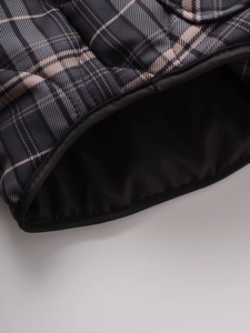 Détail macro d'une veste matelassée à carreaux avec doublure noire et coutures soignées