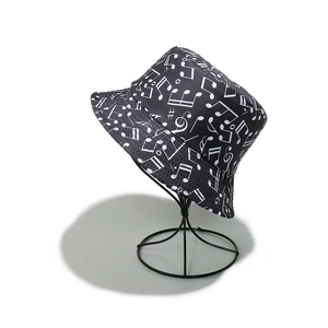 Vue détaillée d'un bob noir avec motifs de notes de musique et de clés de sol