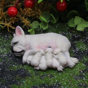 Miniatur-Harzfigur Französische Bulldogge mit Welpen für Garten-Mikrolandschaft Deko