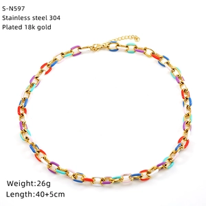 Détail d'un collier chaîne cubaine en émail multicolore en acier inoxydable doré 18 carats