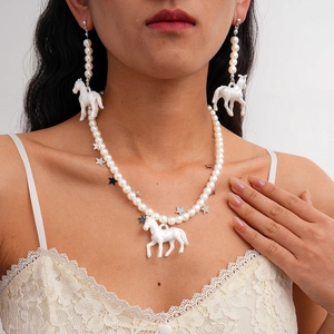 Parure collier et boucles d'oreilles en perles avec étoiles et pendentifs cheval