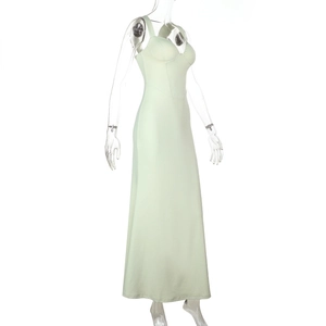 Vue latérale détaillée de la robe longue moulante vert clair sur mannequin transparent
