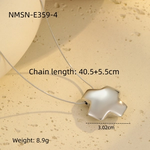 Detailed view of silver heart pendant with specifications like size 3.02cm and weight 8.9g