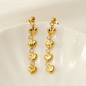 Élégantes boucles d'oreilles pendantes en acier plaqué or 18k avec quatre cœurs superposés