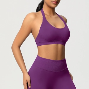 Vue de côté de la brassière de sport violette et du legging taille haute sur mannequin