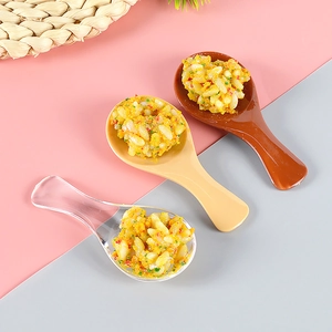 Vue détaillée de cuillères miniatures en ABS avec des grains de riz frit réalistes