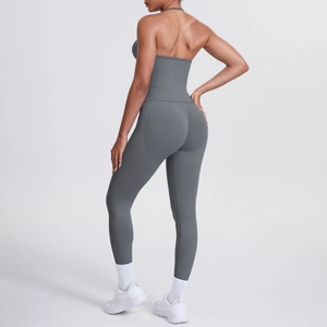 Detail des rückenfreien Halter-Yoga-Tops und der High-Waist-Leggings in mattem Grau