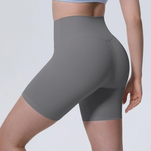 Vue latérale du short de yoga gris taille haute montrant l'effet galbant et élastique