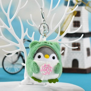 Nahaufnahme eines süßen Plüsch-Pinguin-Schlüsselanhängers mit grünem Kapuzenpullover