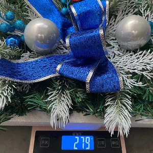 Detailed view of the 279g Christmas wreath with blue ribbons and silver decorative balls