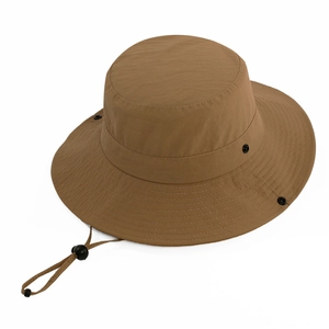 Dettaglio di un cappello da sole kaki a tesa larga con sottogola regolabile.