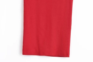 Dettaglio del tessuto in maglia a coste rosse con texture verticale e bordo rifinito