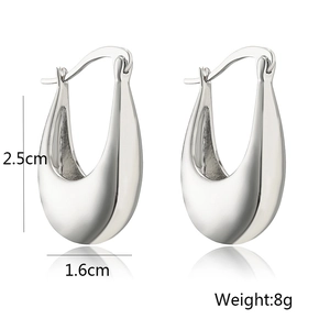 Dettaglio orecchini a U in argento con dimensioni altezza 2,5 cm e peso di 8 grammi