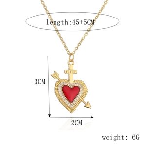 Dettaglio del ciondolo a cuore con smalto rosso e croce con dimensioni di 3x2cm