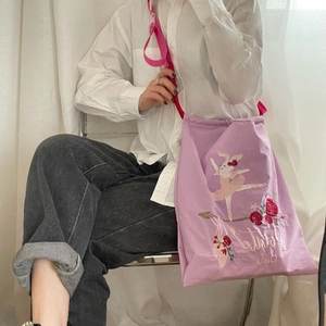 Borsa a secchiello in tela viola con ricamo danza classica e tracolla regolabile