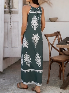 Rückansicht eines dunkelgrünen Halterneck-Boho-Kleides mit weißem Blumendruckmuster
