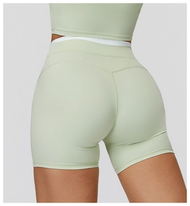 Vue arrière du short de yoga vert menthe à taille haute avec rayures blanches à la taille