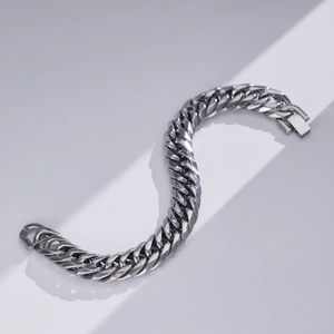 Dettaglio del bracciale a catena cubana argento con chiusura sicura e finitura metallica