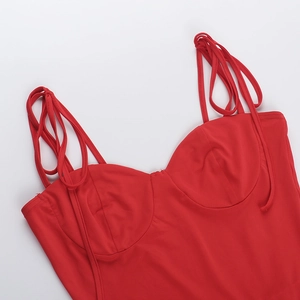 Détail de la robe rouge décolletée montrant la structure des bonnets et les bretelles