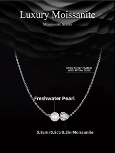 Détail du collier en argent S925 avec perle d'eau douce et pendentif en moissanite 0,5ct