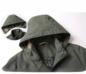 Detailansicht der militärgrünen Jacke mit abnehmbarer Kapuze und Tarnfutter