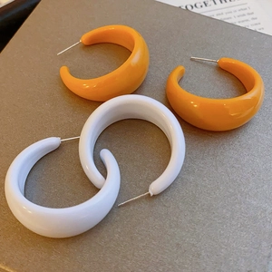 Boucles d'oreilles créoles C minimalistes en acrylique orange vif et blanc épuré