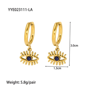 Détails de boucles d'oreilles œil porte-bonheur dorées avec pierre bleue et cils