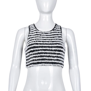 Λεπτομερής λήψη ριγέ crop top σε μαύρο και άσπρο με απαλές υφές από κρόσσια