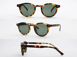 Detailansicht der runden Schildpatt-Sonnenbrille mit dunklen Gläsern aus verschiedenen Winkeln