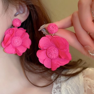Boucles d'oreilles fleurs en raphia tressé magenta vif pour un style de vacances élégant