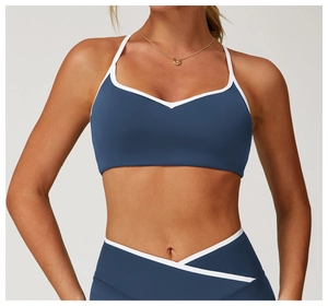 Detail von V-Ausschnitt Sport-BH und High-Waist-Leggings mit weißen Kontrastkanten
