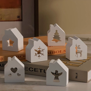 Détail de 6 moules en silicone en forme de maison avec découpes de flocon et de renne
