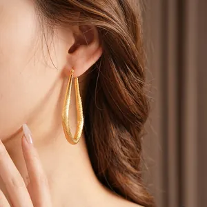 Créoles gouttes en or mat avec finition en métal brossé pour femmes élégantes