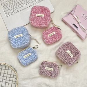 Dettaglio di pochette leopardate in peluche in tre colori e due dimensioni differenti