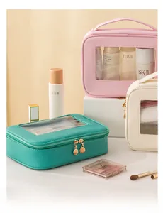 Dettaglio di trousse in pelle PU con finestra trasparente e cerniere dorate
