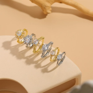 Détail d'un ensemble de six bagues de luxe avec zircons en placage d'or et d'argent