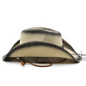 Dettaglio di un cappello da cowboy in paglia intrecciata con sfumatura e sottogola