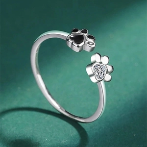 Dettaglio macro anello a zampa di gatto regolabile con smalto nero e cuore di zircone