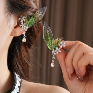 Dettaglio del copriorecchio ad ala in cristallo con fiori d'argento e zircone pendente