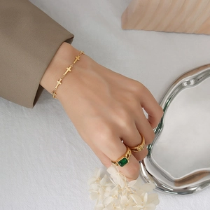 Bracelet à croix plaqué or 18 carats avec bague sertie d'une pierre verte chic