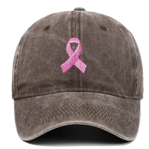 Détail de la broderie ruban rose sur casquette de baseball en coton lavé gris foncé