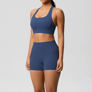 Detail von marineblauen High-Waist Yoga-Shorts und Racerback-BH-Set mit hoher Elastizität